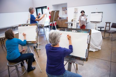 02-personal-growth Instructor and art students sketching.